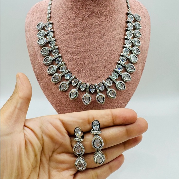 Arrow Shaped Full Coverage Necklace - Picture 4 of 5